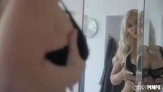Óriási Didkós Világos Szőke Milf Mélytorok Akcióban a Cherry Pimps Csatornán