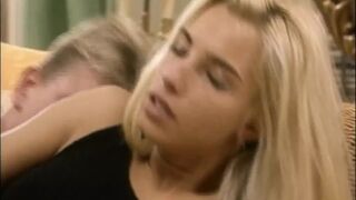 Timea Margot gigászi cerkát kap a retro Lover's Lane legelső epizódjában